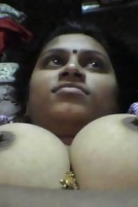 Desi Indian Sumithra super-steamy breast show